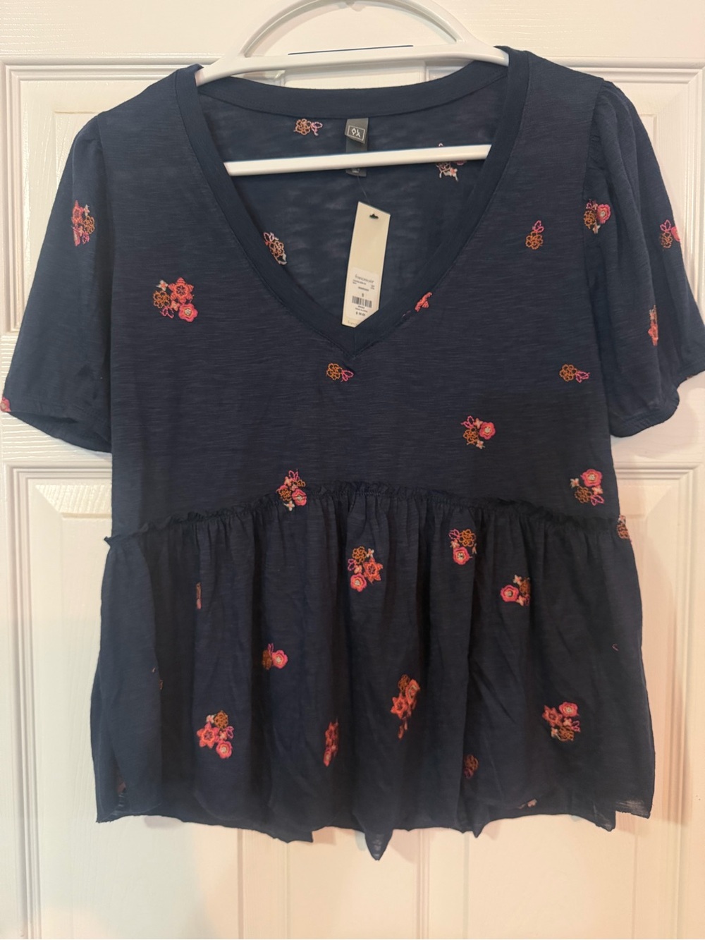 Francesca‘s Floral Peplum V-Neck Top - Navy with Pink Embroidery